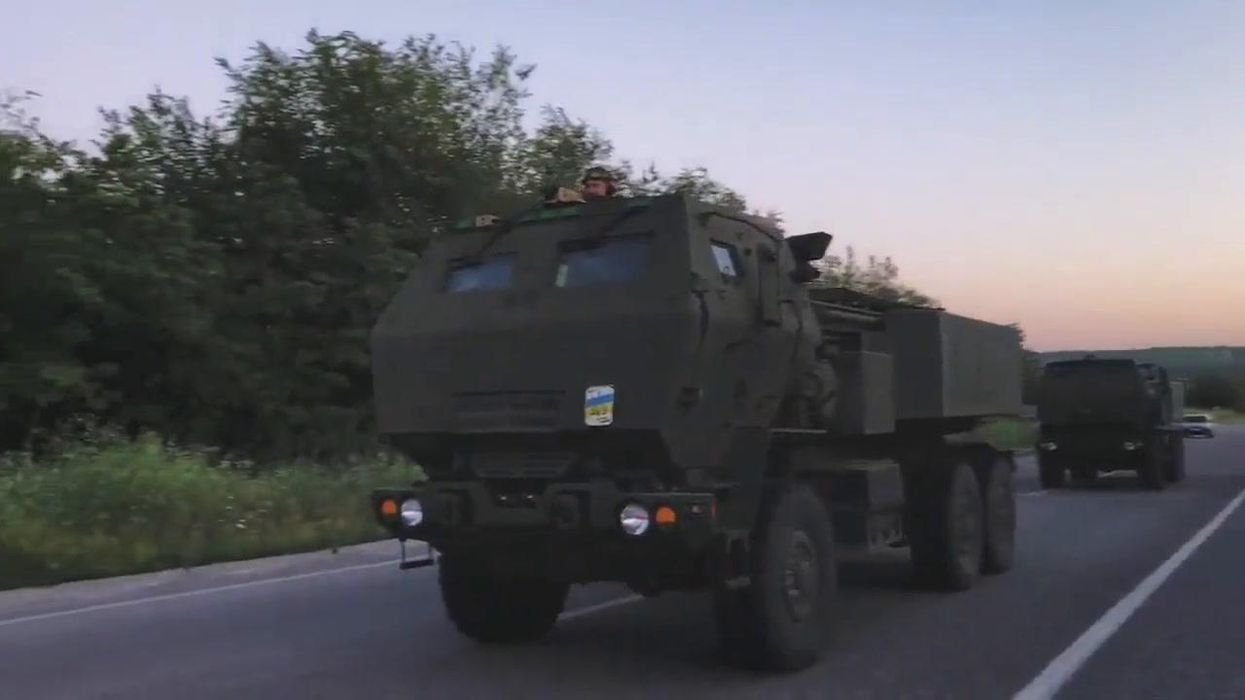 L'Ucraina lancia i primi missili Himars forniti dagli Usa | video