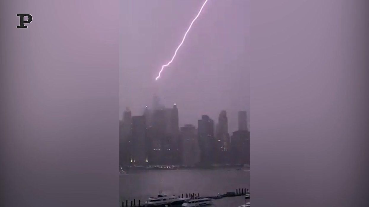 Uragano Henri a New York: fulmine colpisce un grattacielo | video