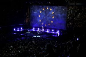 La bandiera dell'Europa fa da sfondo al tour europeo degli U2