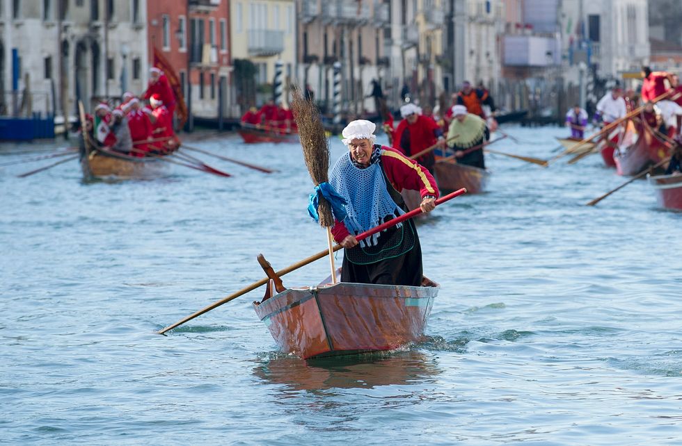 La Befana sulle gondole a Venezia