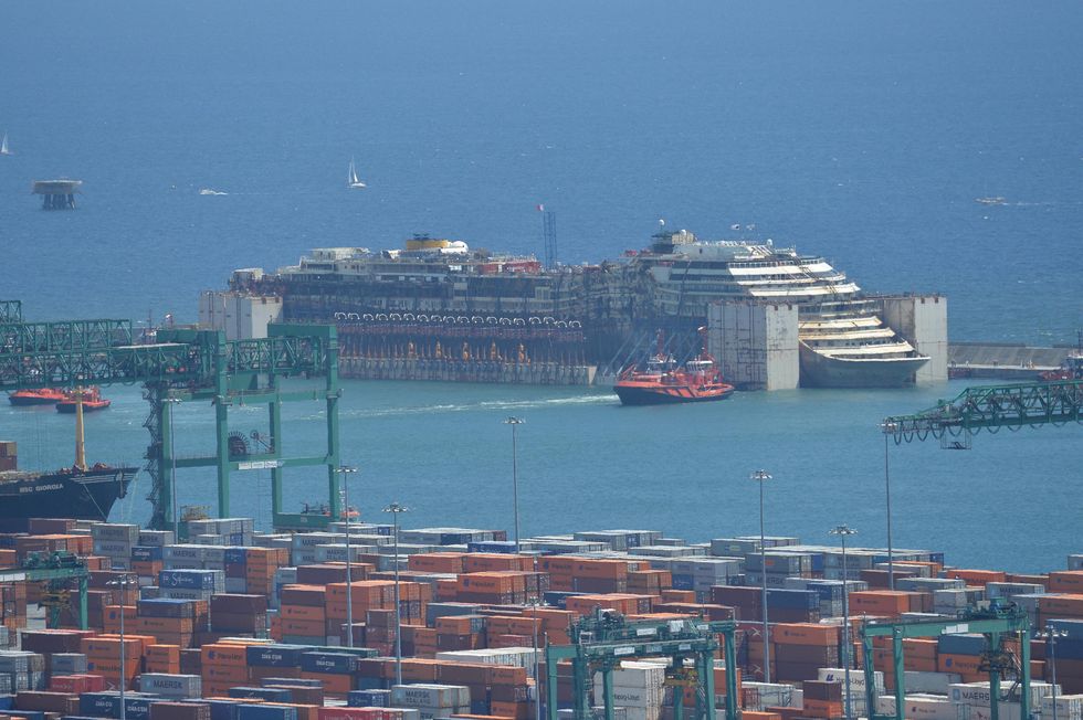 La Costa Concordia è arrivata a Genova