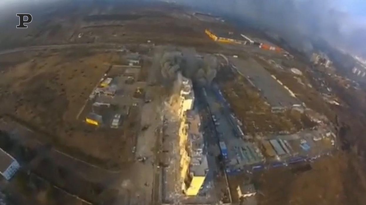 La devastazione della città di Mariupol vista dall'alto | Video