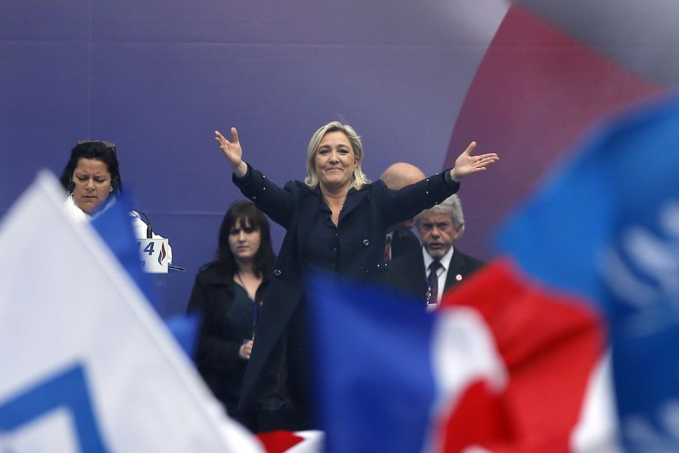Marine Le Pen si prende una Francia preoccupata