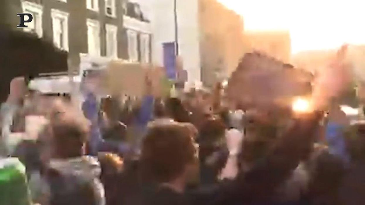 La protesta dei tifosi del Chelsea contro la Superlega | video