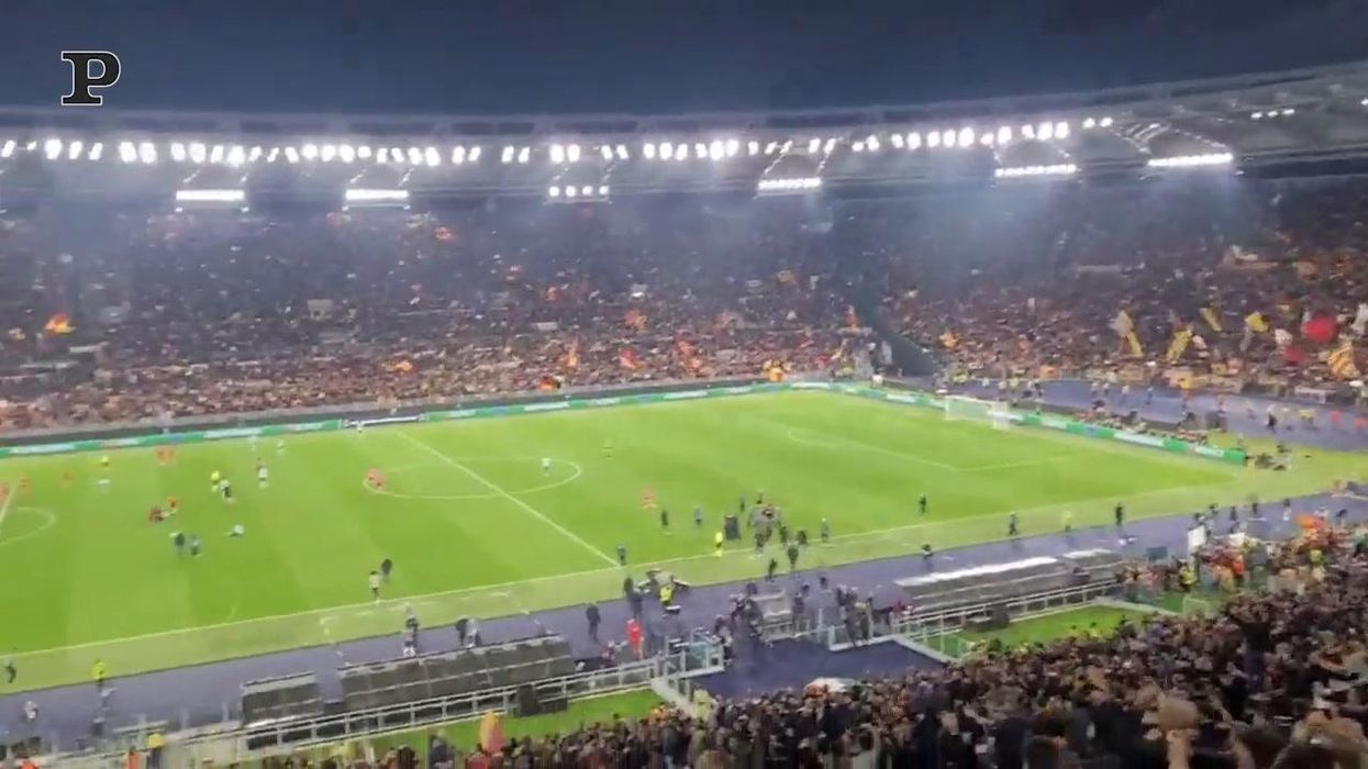 La Roma vola in finale di Conference League: il boato dello stadio | Video
