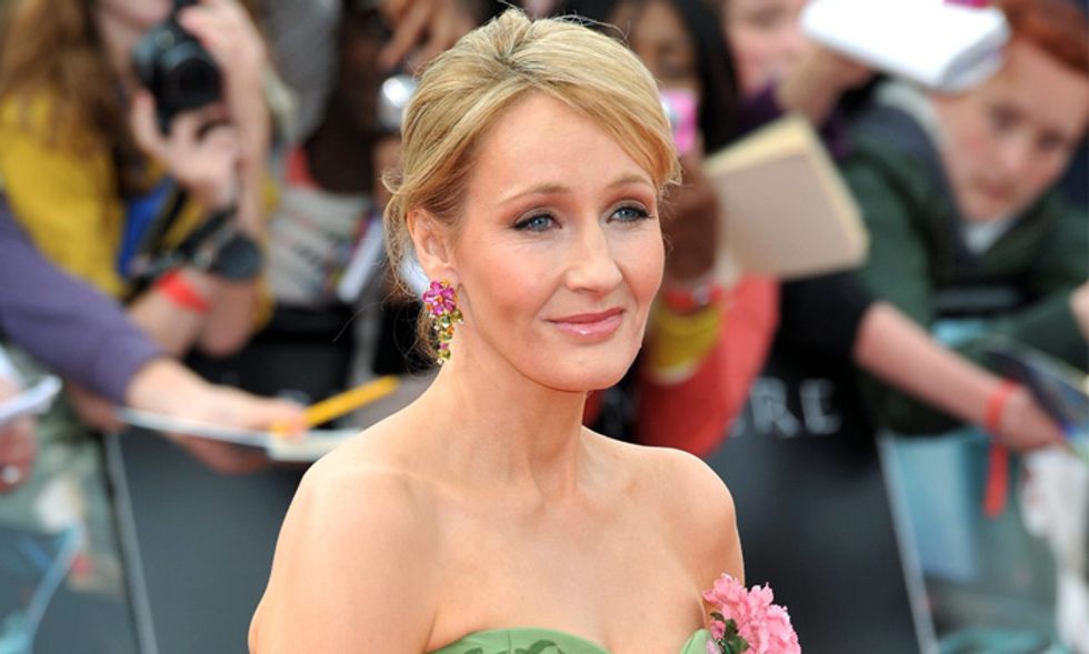 J.K Rowling torna con un nuovo romanzo, ed è già polemica