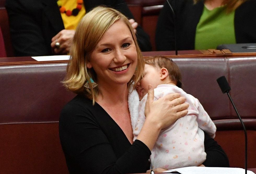 La senatrice Larissa Waters è la prima donna ad allattare sua figlia in Parlamento