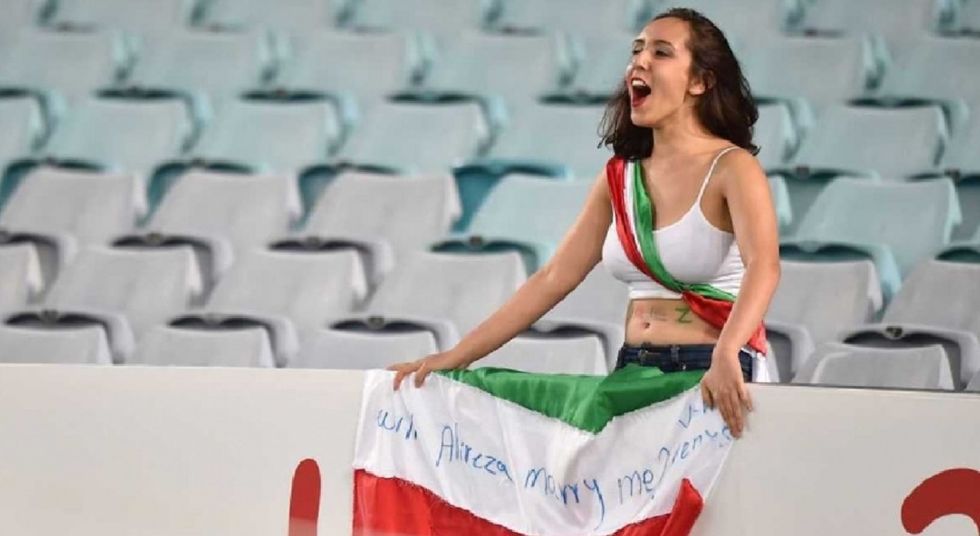 Coppa d'Asia, il governo iraniano contro i giocatori: "Basta foto con le tifose"