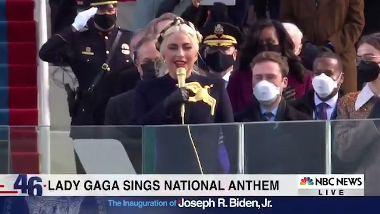 Lady Gaga canta l'inno americano all'insediamento di Biden | video