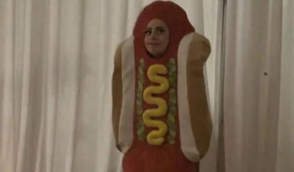 Renzo Rosso festeggia a Bassano del Grappa mentre Lady Gaga si veste da hot dog