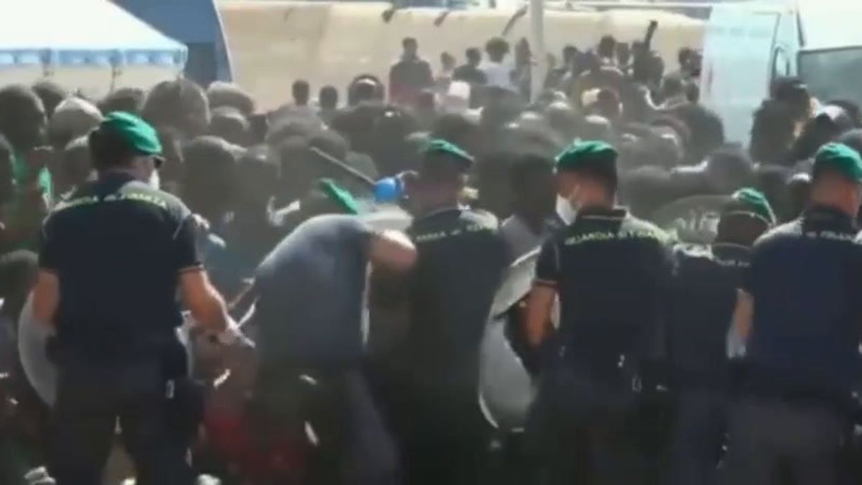 Lampedusa, proteste e scontri. Migliaia di migranti, struttura al collasso | video