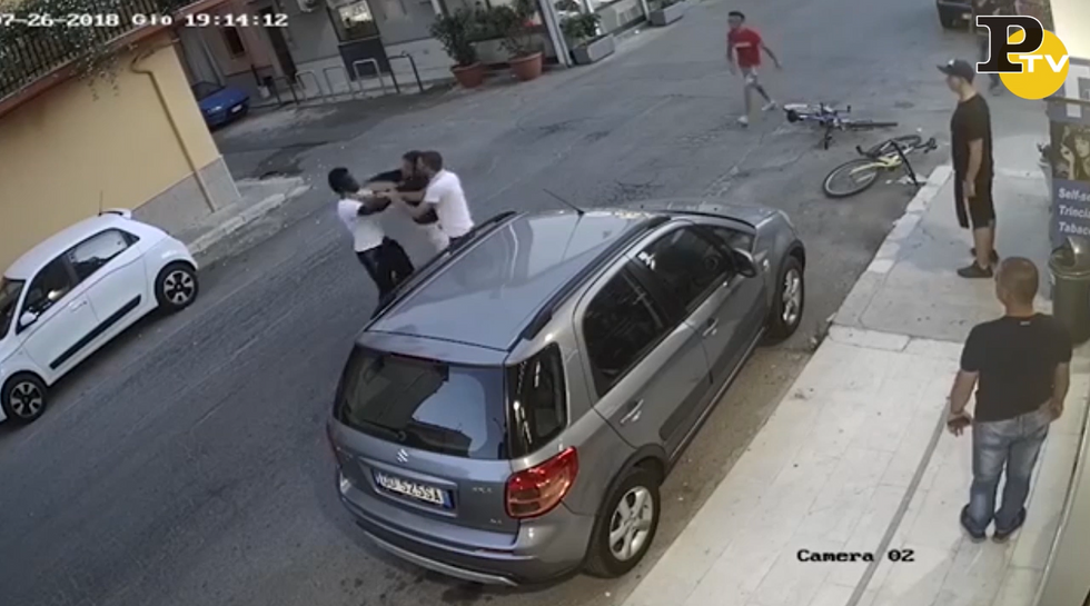 Le immagini del pestaggio razzista avvenuto a Partinico | video