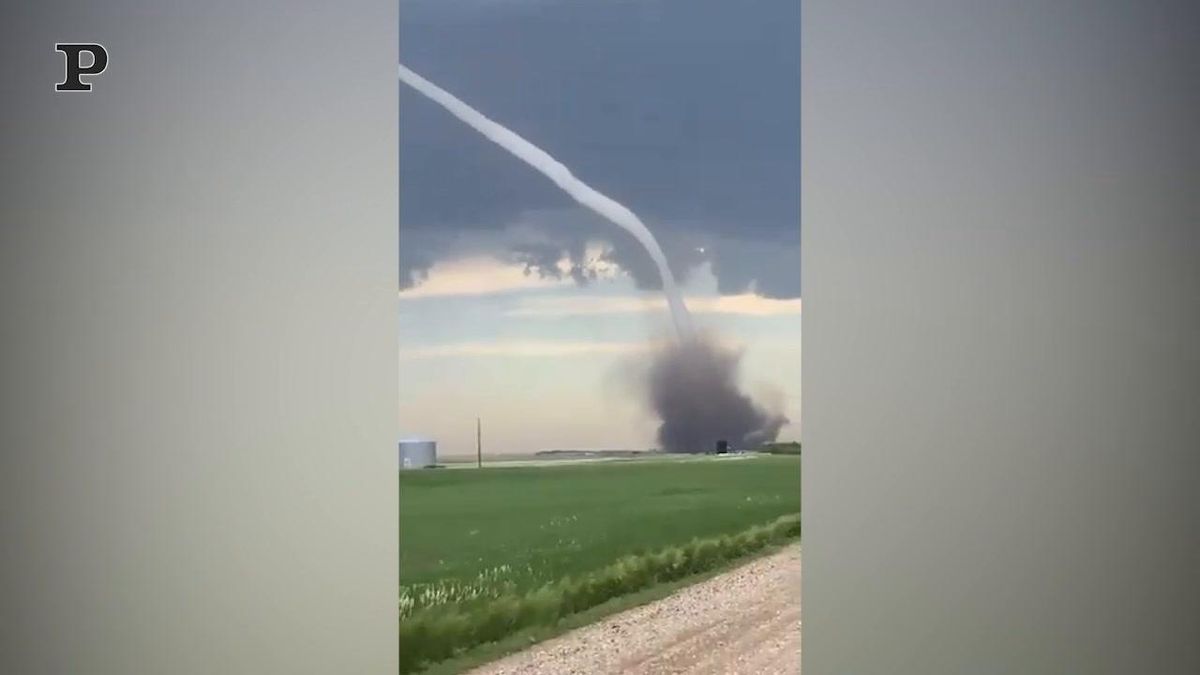 Le immagini spettacolari di un tornado in Canada | video