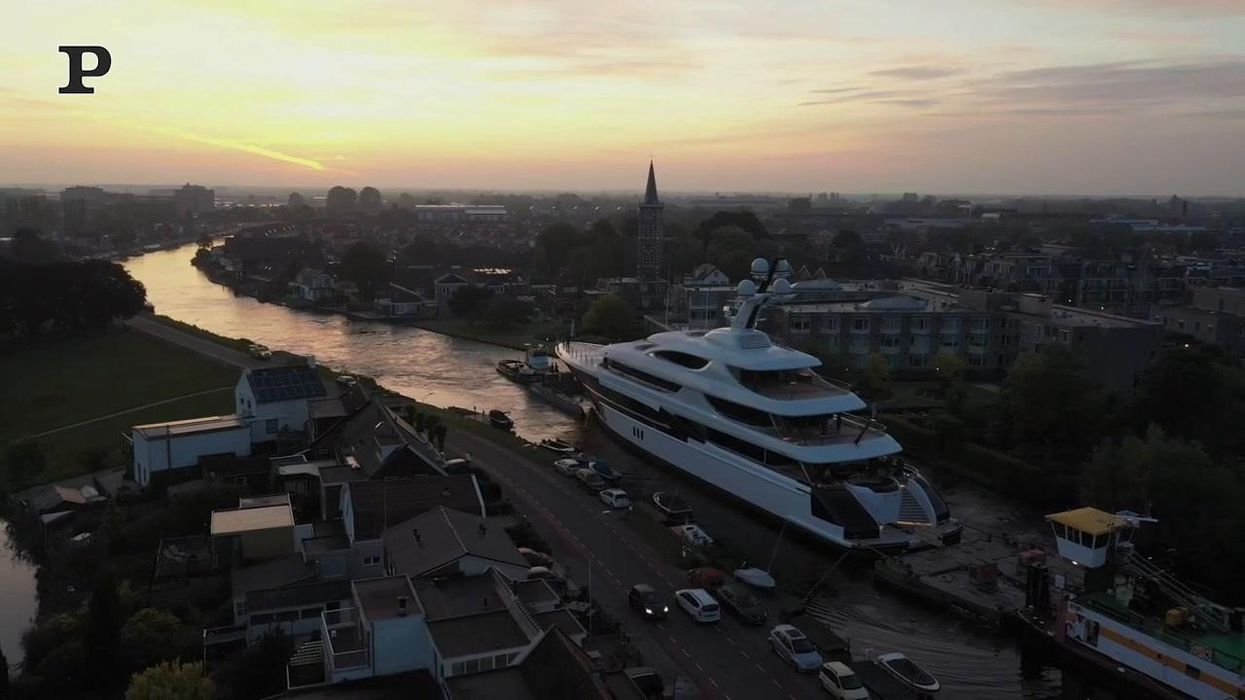 Le manovre impossibili del megayacht di 94 metri tra i canali olandesi | video
