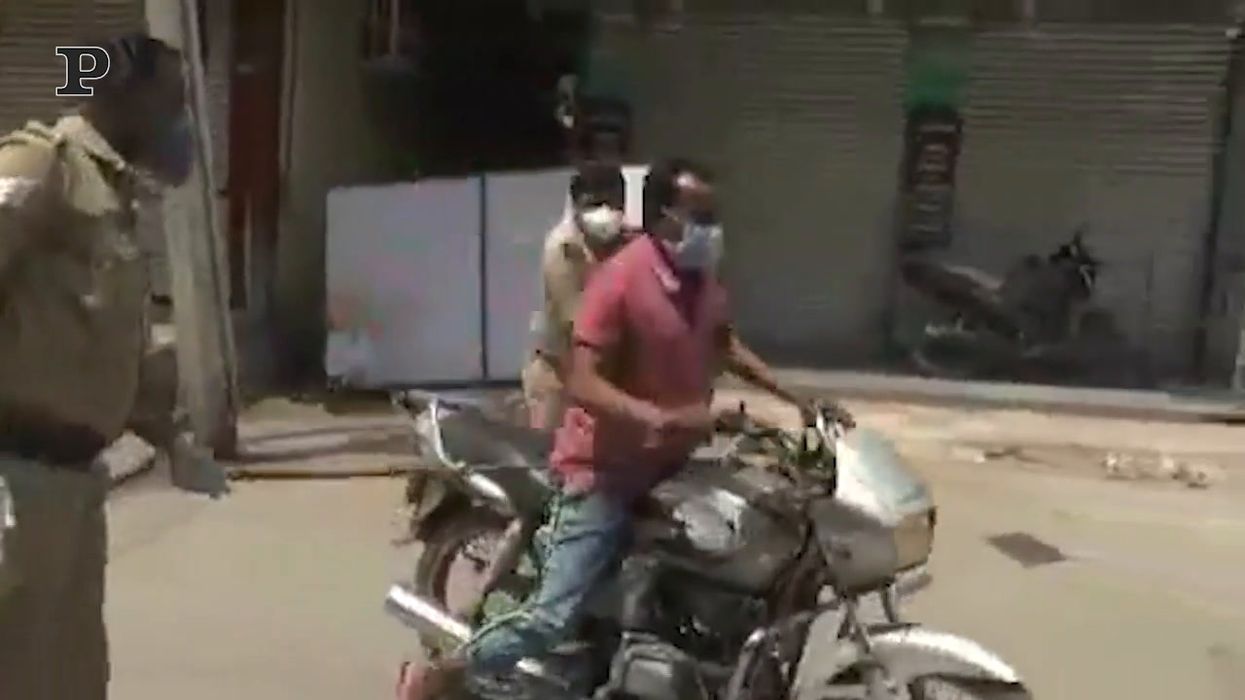 La polizia indiana usa la forza contro chi esce di casa