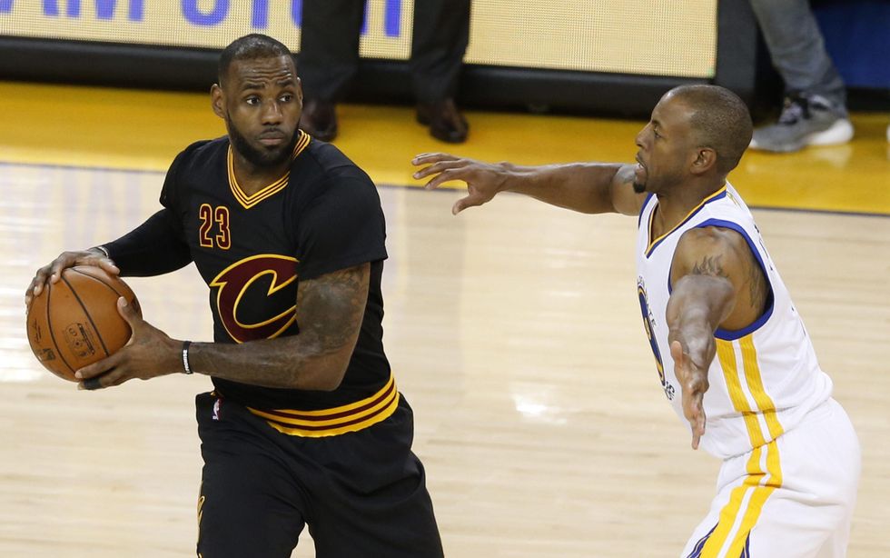 Nba Finals, 41 punti per James e Irving: Cleveland resiste a Golden State - video