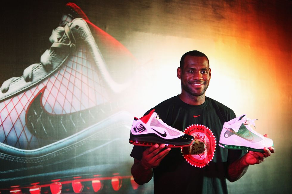 Nba: LeBron James firma un contratto a vita con Nike