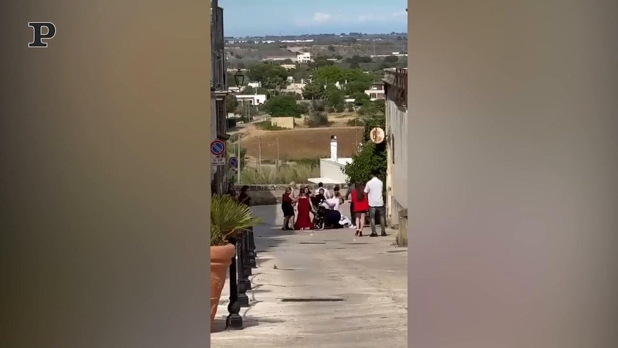 Lecce, matrimonio finisce in rissa | video