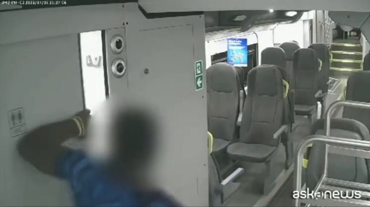 Lecco, migranti armati di machete rapinano i passeggeri sul treno | video