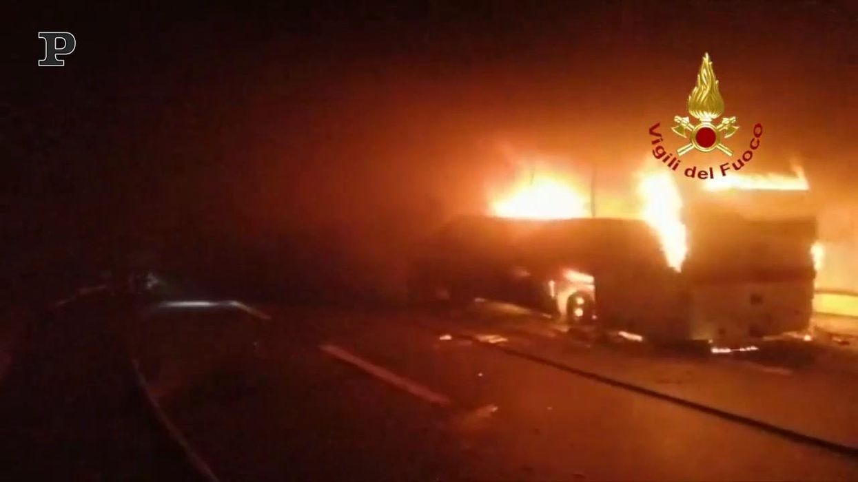 Lecco, un autobus con 25 bambini a bordo prende fuoco: l'autista li salva | video