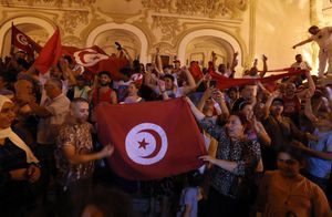 festeggiamentireferendumpresidente tunisia Kais Saied