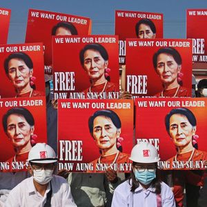​manifesti che chiedono la liberazione del premio Nobel per la pace Aung San Suu Kyi