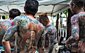 ​Membri della mafia nipponica Yakuza esibiscono i corpi ricoperti di tatuaggi durante la festa shintoista Sanja Matsuri,  a Tokyo.