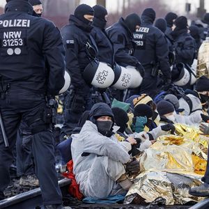​poliziotti sgomberano i manifestanti ecologisti a Lützerath in Germania