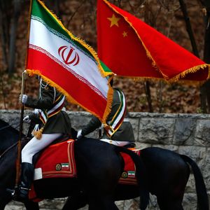​soldati con le bandiere iraniana e cinese.