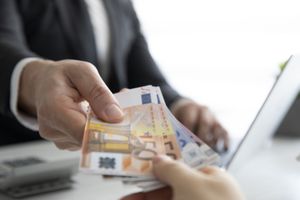 ​Stipendi, euro, banconote