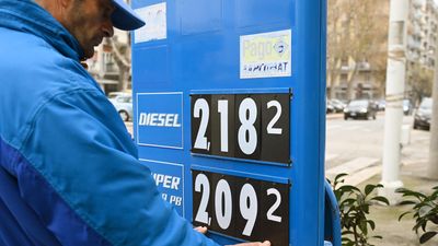 prezzo diesel benzina gas bollette rincari spese famiglie