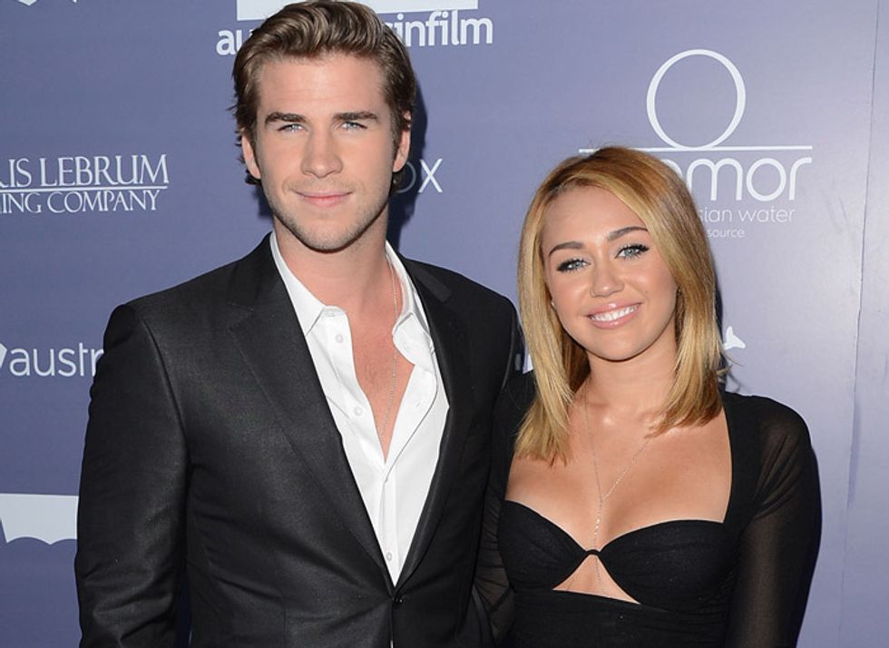 Liam Hemsworth tradisce Miley Cyrus con una bionda?