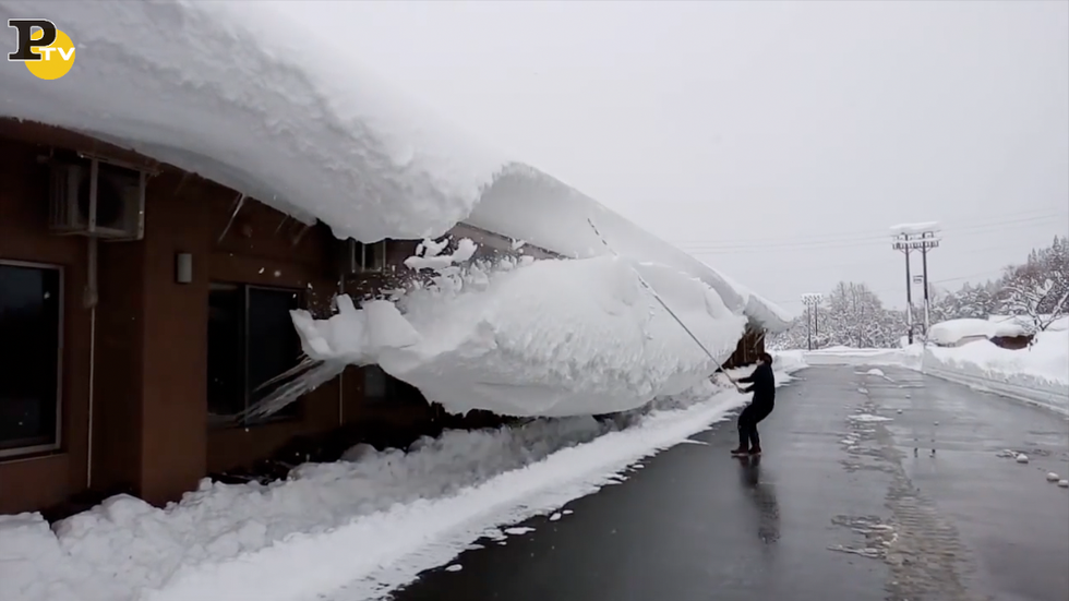 libera tetto dalla neve colpo di bastone Giappone video
