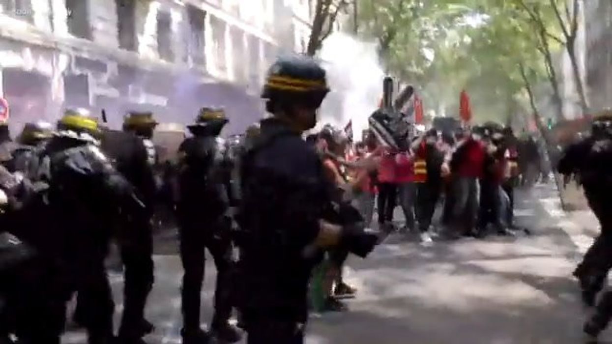 Proteste a Lione con la Polizia che usa idranti e lacrimogeni | video