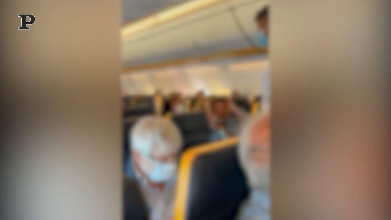 Lite sul volo Ibiza-Bergamo, passeggera rifiuta di indossare la mascherina | video
