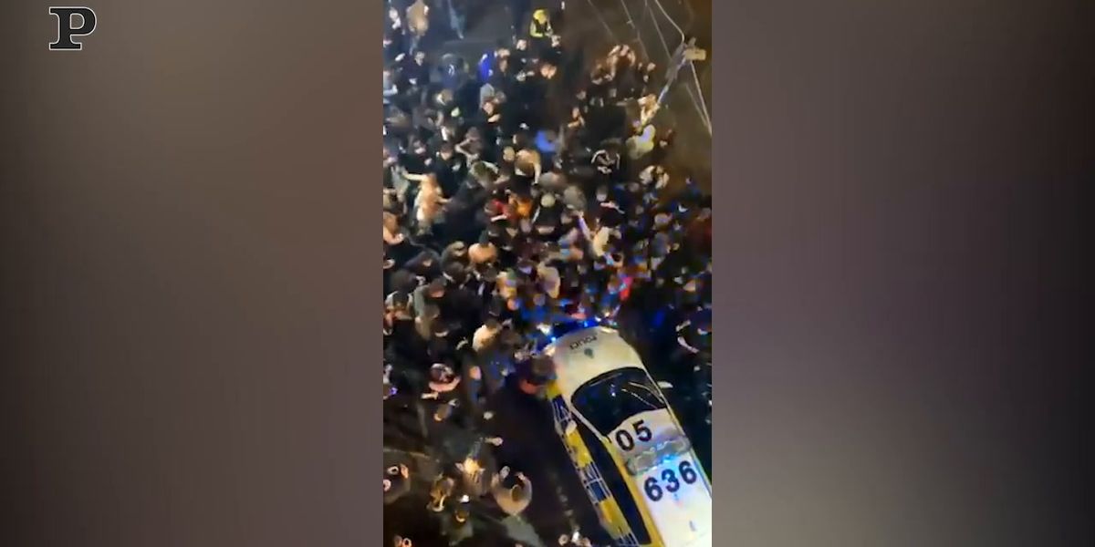 Liverpool, la folla in piazza contro il lockdown: interviene la polizia