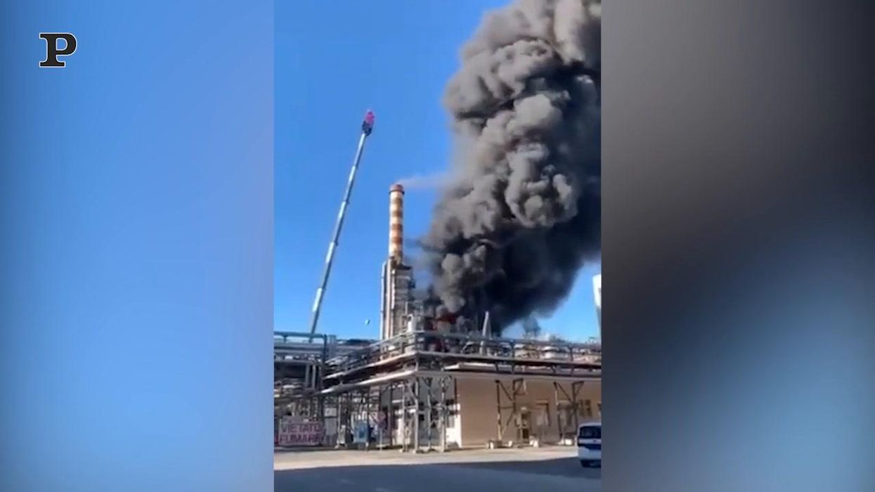 Livorno, esplosione e incendio nella raffineria Eni | Video