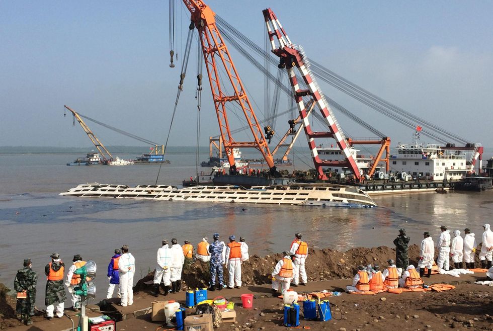 Cina, naufragio nello Yangtze: raddrizzata la nave