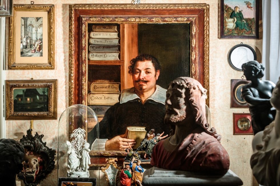 Lo splendido Ritratto di un legale (al centro della foto) dipinto dal Guercino sarà uno dei capolavori tra le 150 opere della collezione di Vittorio Sgarbi in mostra dal 13 marzo nel palazzo Campana di Osimo (Ancona).