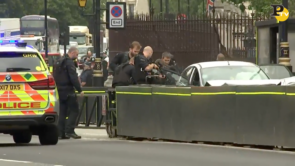 Londra auto contro parlamento Westminster pedoni attentato incidente video
