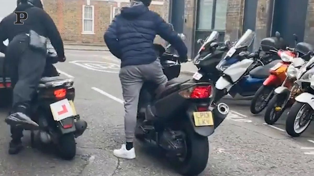 Londra, tentano di rubare una moto in pieno giorno | Video