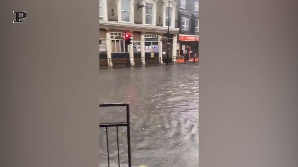 Londra, ondata di maltempo: forti piogge e strade allagate | video
