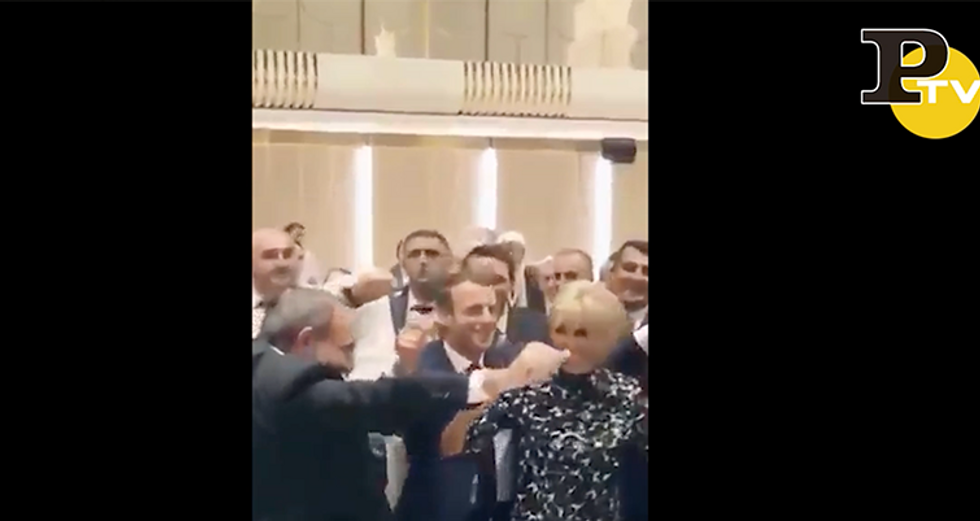 Macron si lancia in danze video