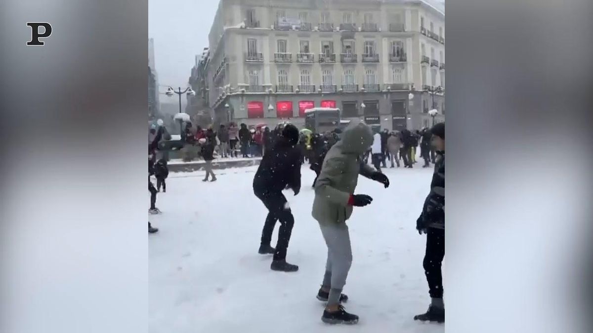 Madrid, mega battaglia di neve in strada dopo la nevicata | video