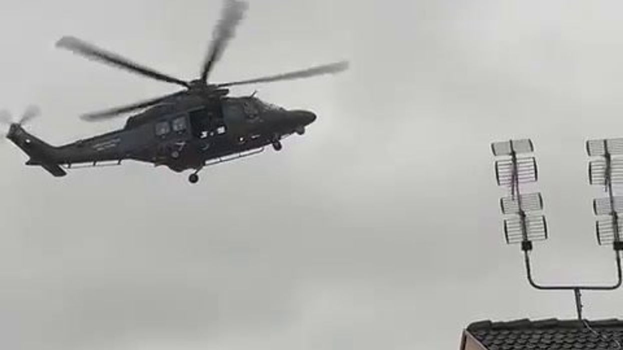 Maltempo Emilia Romagna: persone recuperate sui tetti dall'Aeronautica militare | video