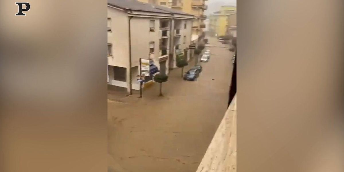 Maltempo a Sapri, strade allagate e invase da fango e detriti | video
