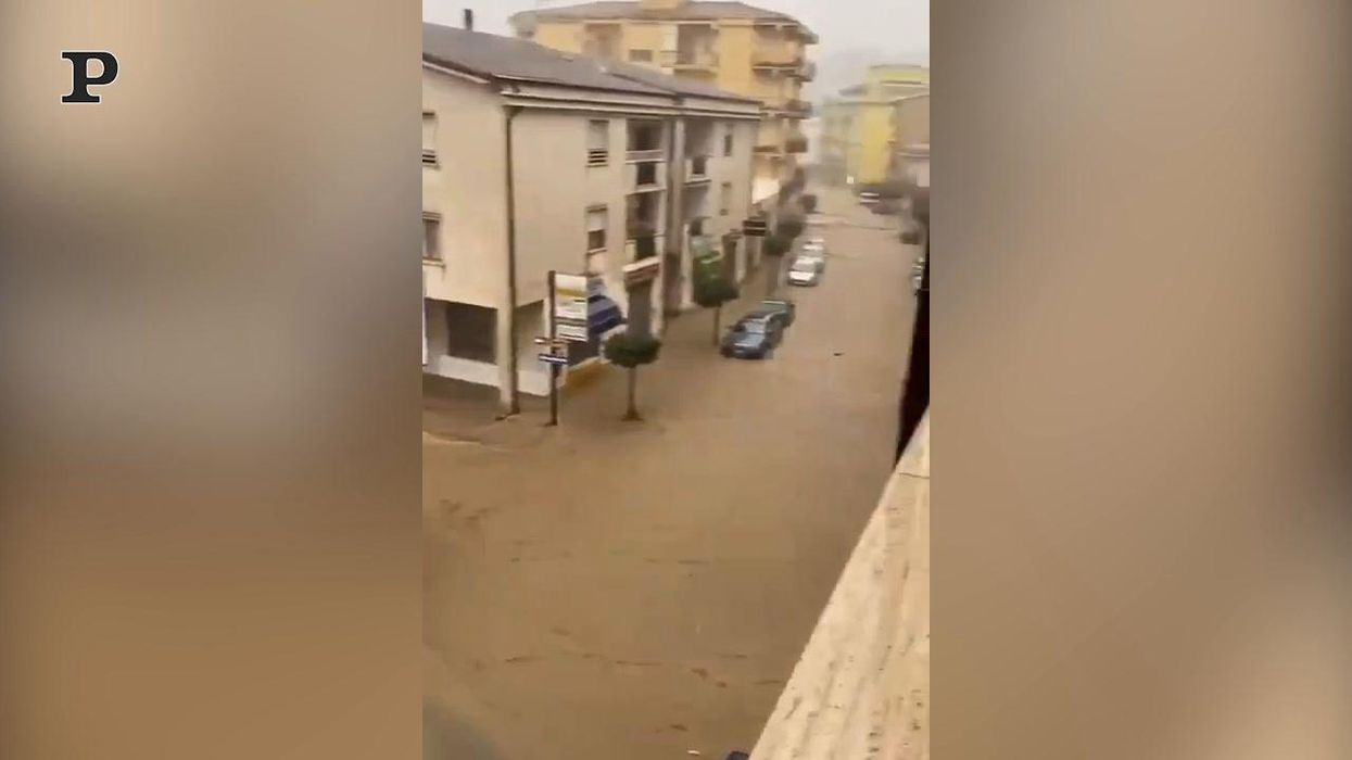Maltempo a Sapri, strade allagate e invase da fango e detriti | video