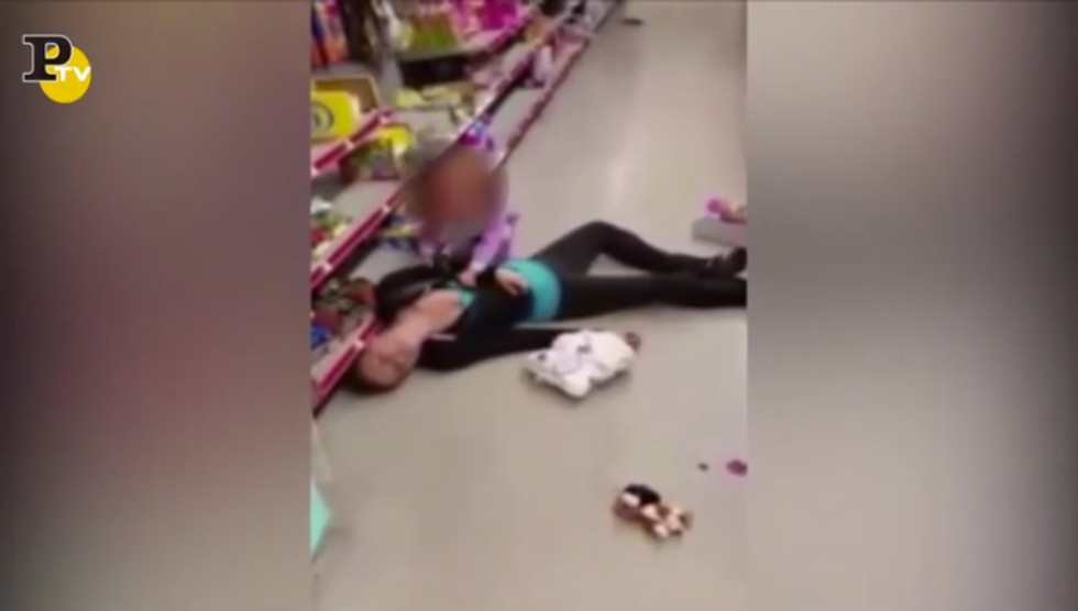 mamma overdose eroina supermercato video figlia due anni