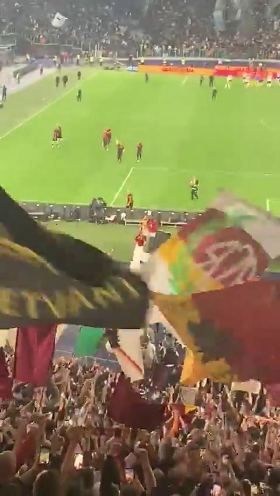 Mancini, festa derby con polemica: sventola bandiera della Lazio con ratto I video