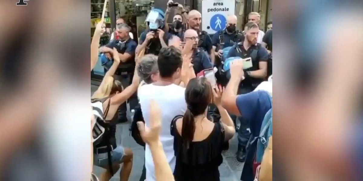Firenze, la Polizia esprime solidarietà verso gli anti Green Pass| Video